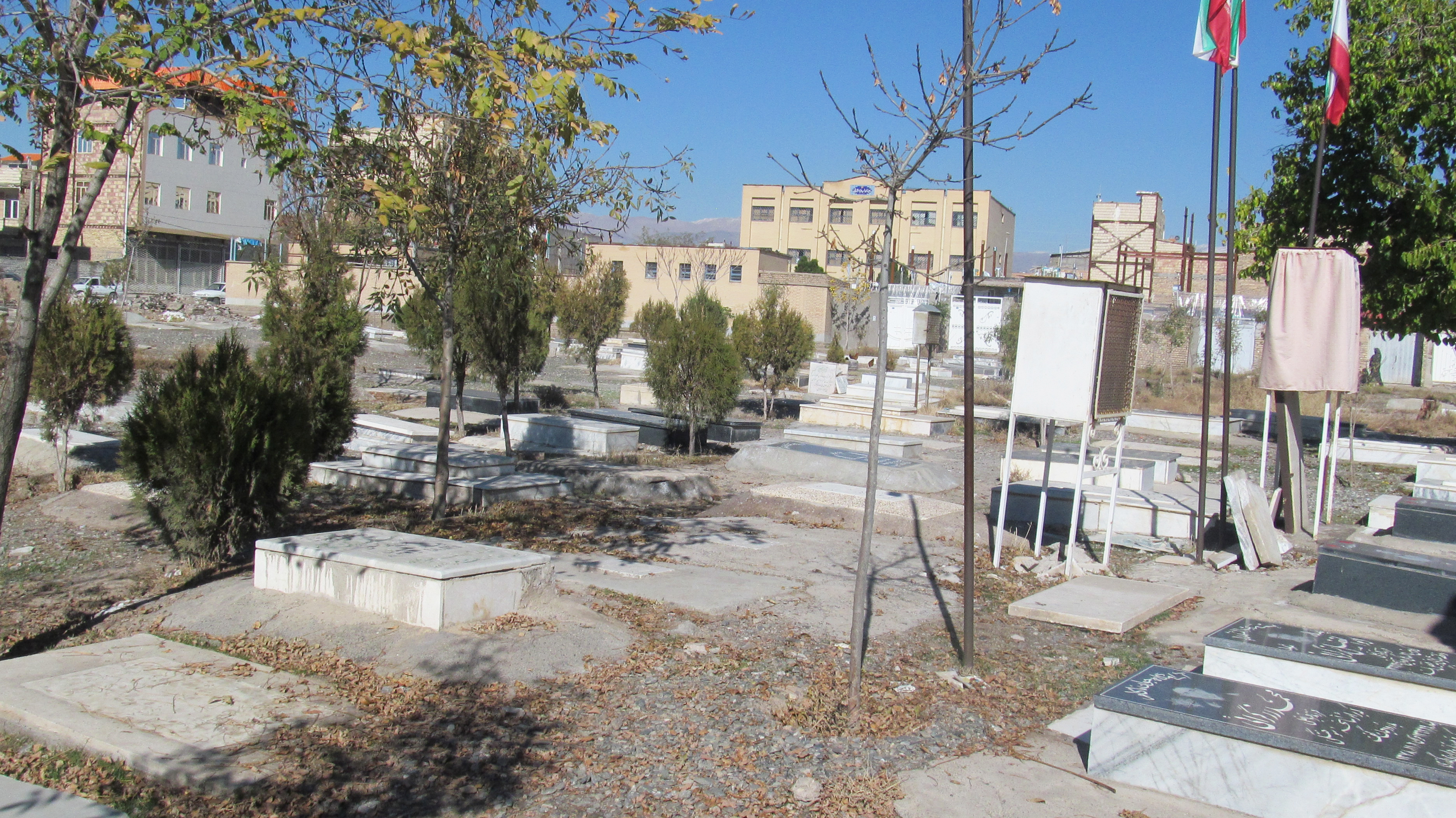 محله اي که امنيت اش دستخوش ساکنان قبرستان متروک شده است