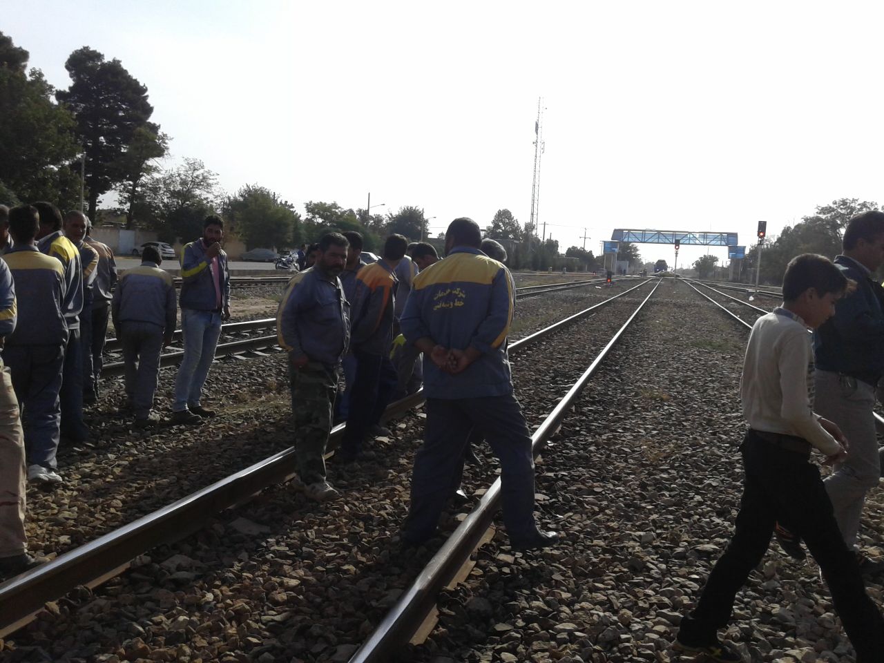 توقف قطار سریع السیر در اعتراض به عدم پرداخت حقوق