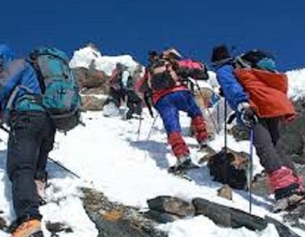 صعود تيم 8 نفره تيم کوهنوردي دليران تنگه  به قله دنا