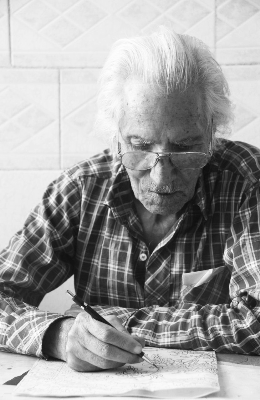 هنرمند نيشابوري که در 84 سالگي از 6 صبح تا پاسي از شب طراحي مي کند  ( اگر عشق باشد  هيچ چيز مانع حرکت نيست )