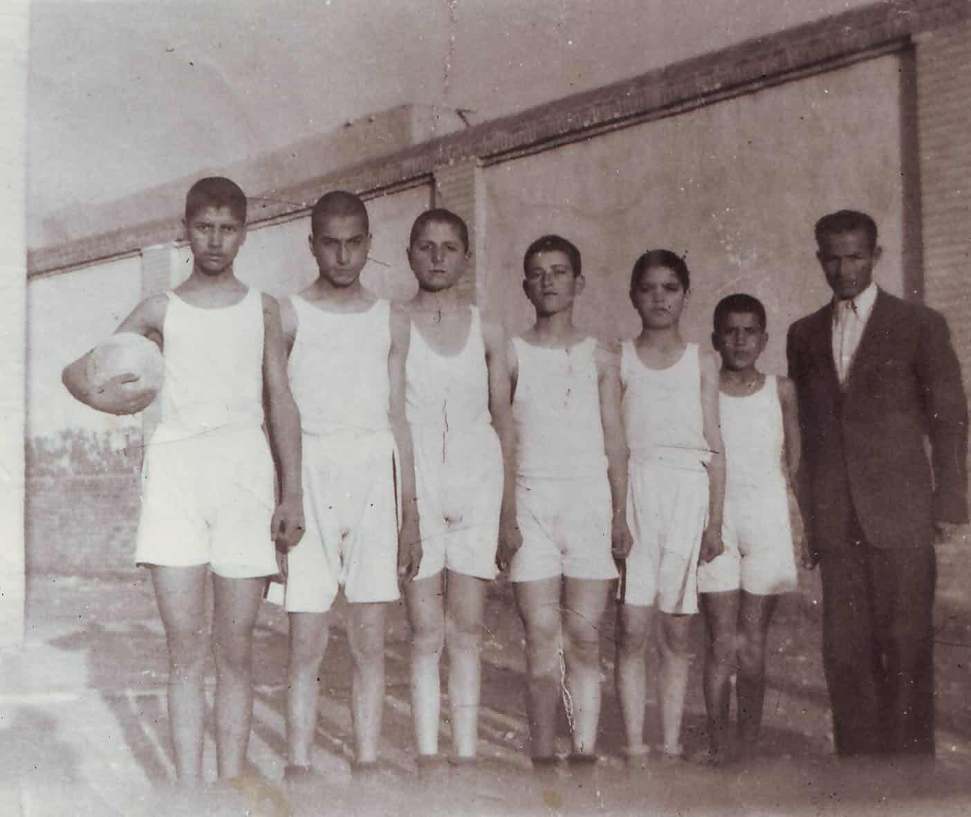 تیم والیبال کلاس پنجمی های دبستان ادیب در 70 سال پیش