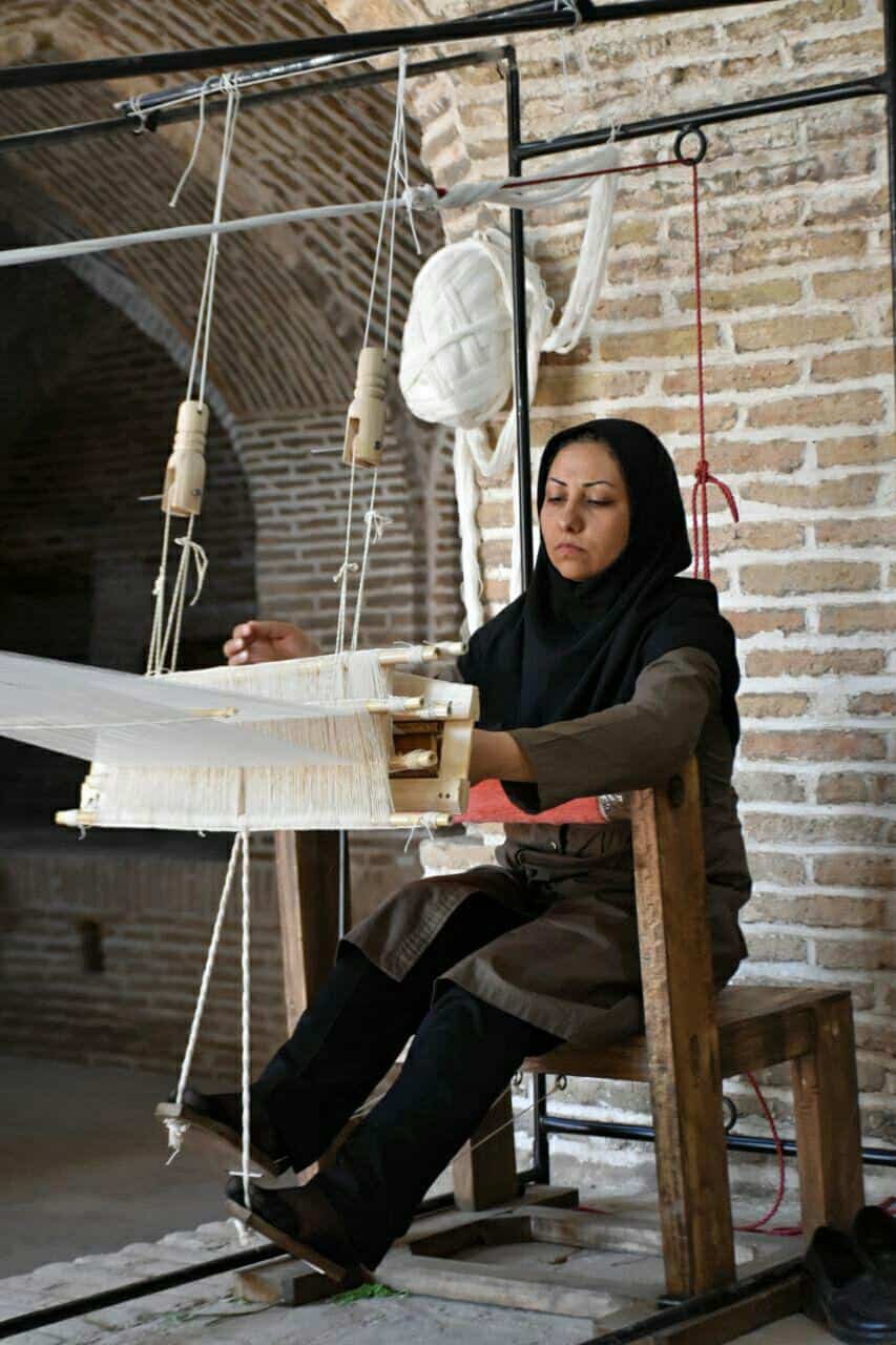 آشنایی با هنرمندِ خلاق هنر گم شده ی ایرانی:  فرَت بافی