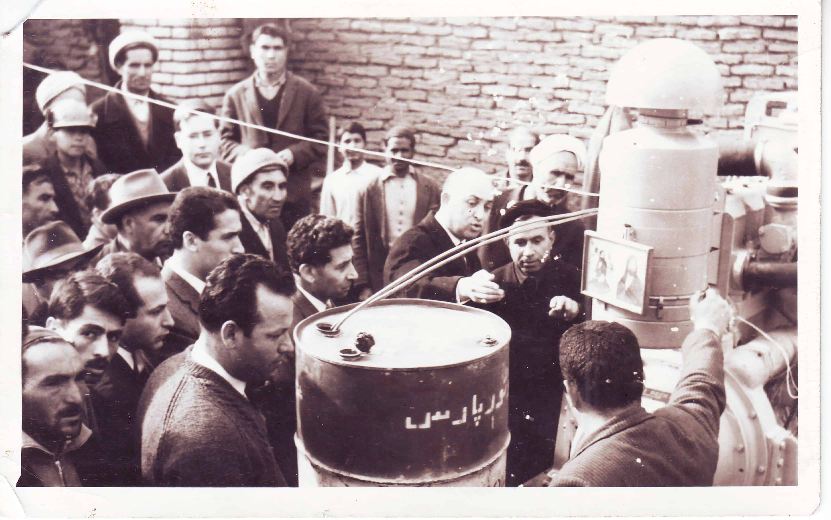 مراسم افتتاحیه چاه عمیق کشاورزی روستای دهنو علی خان آباد( الخان آباد )60 سال پیش